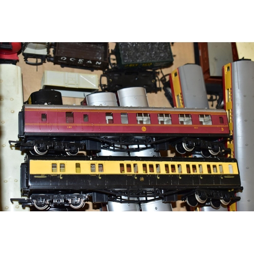 220 - A QUANTITY OF UNBOXED AND ASSORTED OO GAUGE MODEL RAILWAY ROLLING STOCK AND BOXED AND UNBOXED LINESI... 