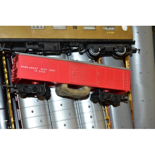 220 - A QUANTITY OF UNBOXED AND ASSORTED OO GAUGE MODEL RAILWAY ROLLING STOCK AND BOXED AND UNBOXED LINESI... 