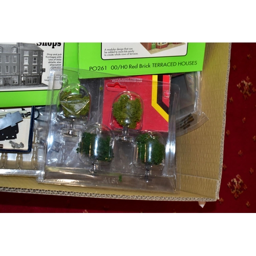 221 - A QUANTITY OF BOXED AND UNBOXED MAINLY HORNBY RAILWAYS OO GAUGE MODEL RAILWAY ROLLING STOCK, ACCESSO... 