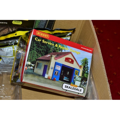 221 - A QUANTITY OF BOXED AND UNBOXED MAINLY HORNBY RAILWAYS OO GAUGE MODEL RAILWAY ROLLING STOCK, ACCESSO... 