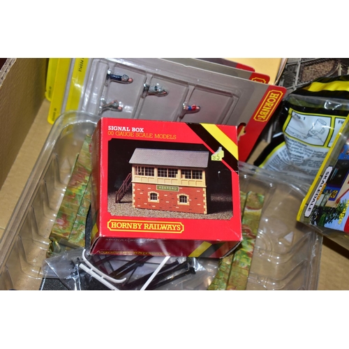 221 - A QUANTITY OF BOXED AND UNBOXED MAINLY HORNBY RAILWAYS OO GAUGE MODEL RAILWAY ROLLING STOCK, ACCESSO... 