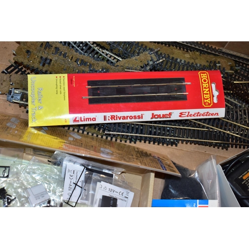 222 - A QUANTITY OF BOXED AND UNBOXED OO GAUGE ROLLING STOCK AND TRACK ETC., to include Hornby Great Briti... 