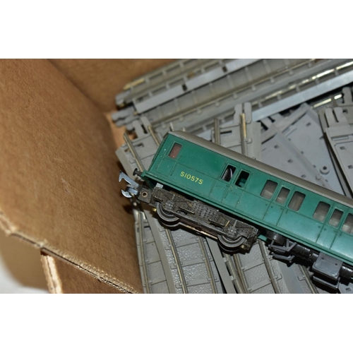 223 - AN UNBOXED TRI-ANG RAILWAYS OO GAUGE CLASS 4-SUB TWO CAR E.M.U., No.S1052S and S1057S, version witho... 