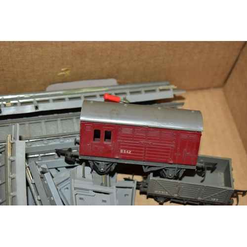 223 - AN UNBOXED TRI-ANG RAILWAYS OO GAUGE CLASS 4-SUB TWO CAR E.M.U., No.S1052S and S1057S, version witho... 