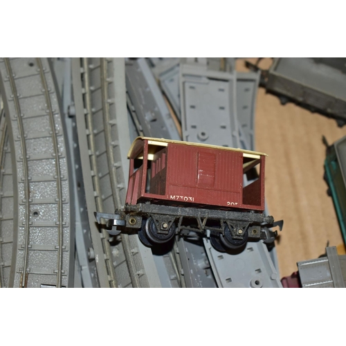 223 - AN UNBOXED TRI-ANG RAILWAYS OO GAUGE CLASS 4-SUB TWO CAR E.M.U., No.S1052S and S1057S, version witho... 