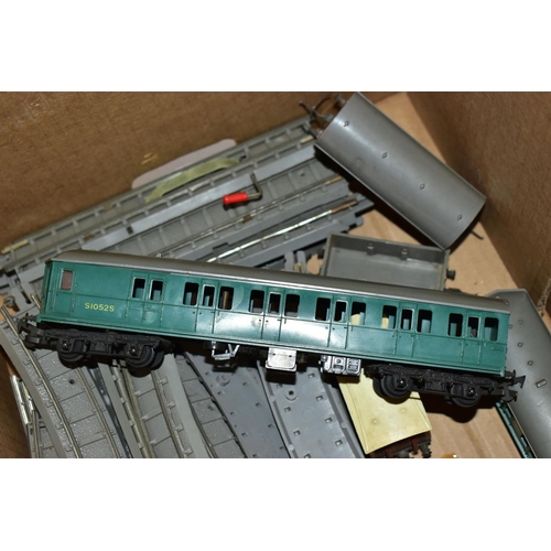 223 - AN UNBOXED TRI-ANG RAILWAYS OO GAUGE CLASS 4-SUB TWO CAR E.M.U., No.S1052S and S1057S, version witho... 