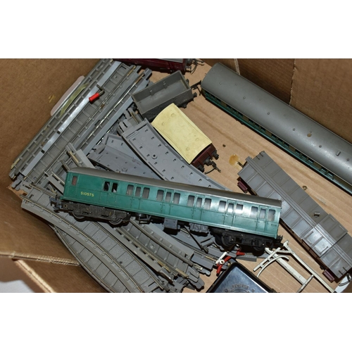 223 - AN UNBOXED TRI-ANG RAILWAYS OO GAUGE CLASS 4-SUB TWO CAR E.M.U., No.S1052S and S1057S, version witho... 