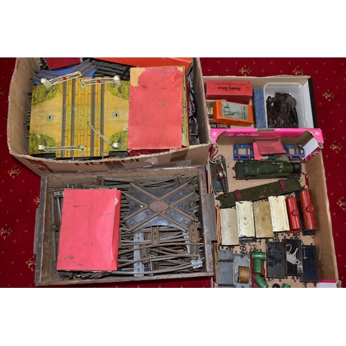 224 - A QUANTITY OF UNBOXED AND ASSORTED O GAUGE MODEL RAILWAY ITEMS, to include damaged bodyshell only fo... 