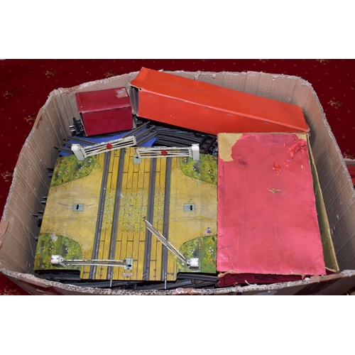 224 - A QUANTITY OF UNBOXED AND ASSORTED O GAUGE MODEL RAILWAY ITEMS, to include damaged bodyshell only fo... 