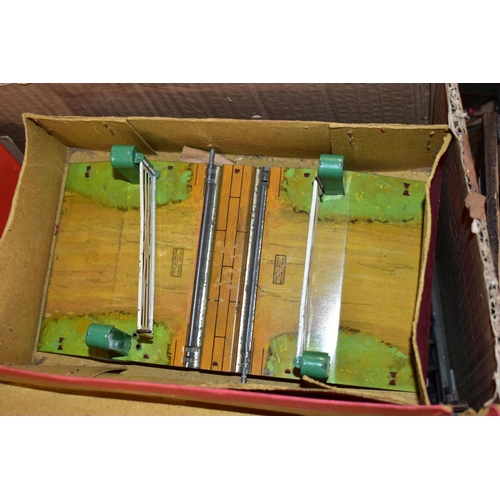 224 - A QUANTITY OF UNBOXED AND ASSORTED O GAUGE MODEL RAILWAY ITEMS, to include damaged bodyshell only fo... 