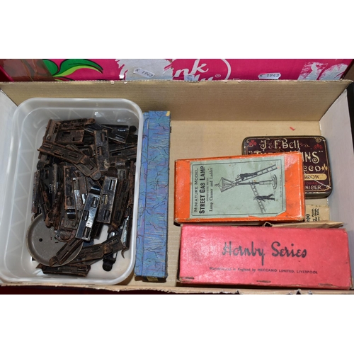 224 - A QUANTITY OF UNBOXED AND ASSORTED O GAUGE MODEL RAILWAY ITEMS, to include damaged bodyshell only fo... 