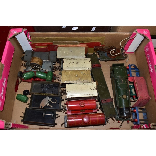 224 - A QUANTITY OF UNBOXED AND ASSORTED O GAUGE MODEL RAILWAY ITEMS, to include damaged bodyshell only fo... 