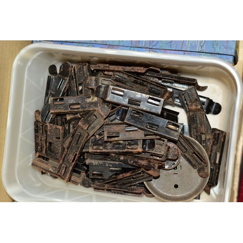 224 - A QUANTITY OF UNBOXED AND ASSORTED O GAUGE MODEL RAILWAY ITEMS, to include damaged bodyshell only fo... 