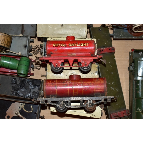 224 - A QUANTITY OF UNBOXED AND ASSORTED O GAUGE MODEL RAILWAY ITEMS, to include damaged bodyshell only fo... 