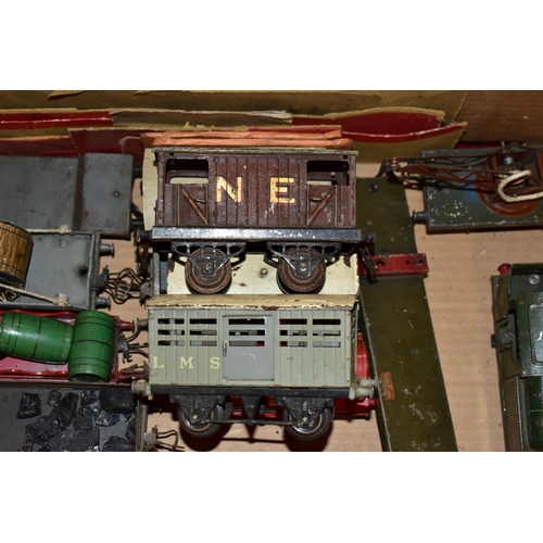 224 - A QUANTITY OF UNBOXED AND ASSORTED O GAUGE MODEL RAILWAY ITEMS, to include damaged bodyshell only fo... 