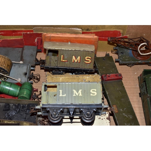 224 - A QUANTITY OF UNBOXED AND ASSORTED O GAUGE MODEL RAILWAY ITEMS, to include damaged bodyshell only fo... 