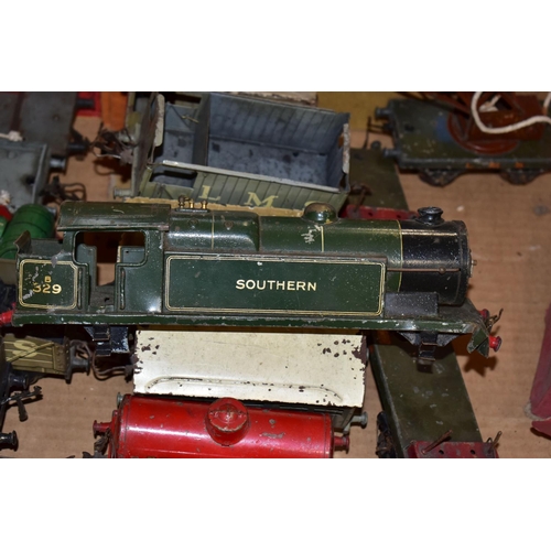 224 - A QUANTITY OF UNBOXED AND ASSORTED O GAUGE MODEL RAILWAY ITEMS, to include damaged bodyshell only fo... 