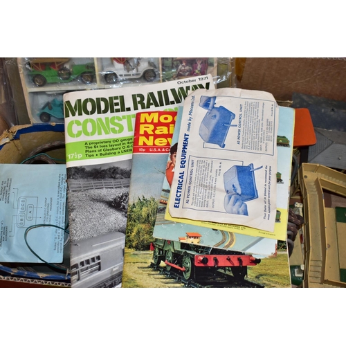 228 - A QUANTITY OF BOXED AND UNBOXED HORNBY DUBLO MODELS RAILWAY ITEMS, to include class N2 tank locomoti... 