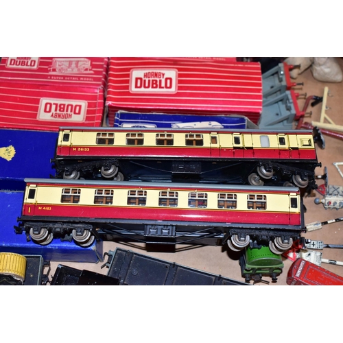 228 - A QUANTITY OF BOXED AND UNBOXED HORNBY DUBLO MODELS RAILWAY ITEMS, to include class N2 tank locomoti... 