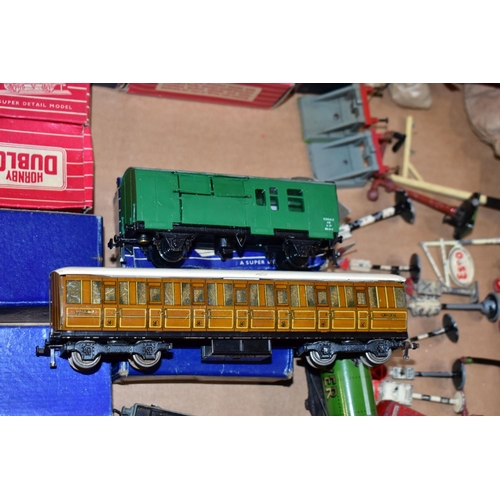 228 - A QUANTITY OF BOXED AND UNBOXED HORNBY DUBLO MODELS RAILWAY ITEMS, to include class N2 tank locomoti... 