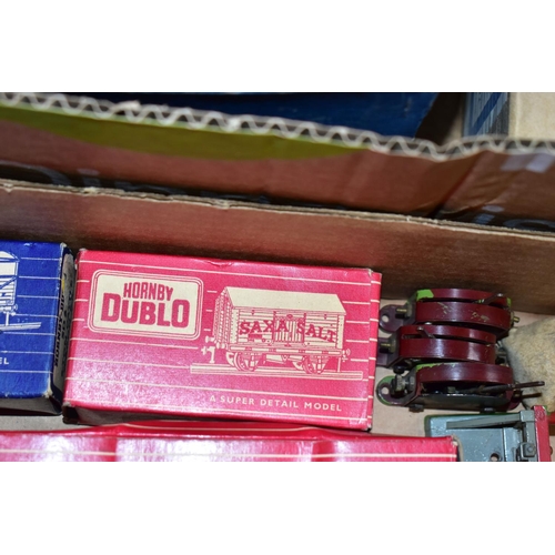 228 - A QUANTITY OF BOXED AND UNBOXED HORNBY DUBLO MODELS RAILWAY ITEMS, to include class N2 tank locomoti... 