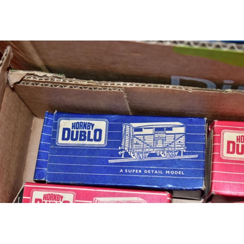 228 - A QUANTITY OF BOXED AND UNBOXED HORNBY DUBLO MODELS RAILWAY ITEMS, to include class N2 tank locomoti... 