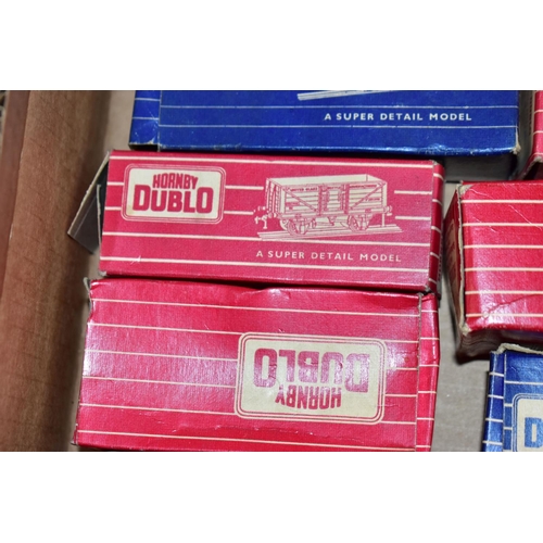 228 - A QUANTITY OF BOXED AND UNBOXED HORNBY DUBLO MODELS RAILWAY ITEMS, to include class N2 tank locomoti... 