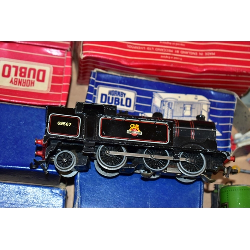 228 - A QUANTITY OF BOXED AND UNBOXED HORNBY DUBLO MODELS RAILWAY ITEMS, to include class N2 tank locomoti... 