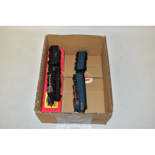 229 - A BOXED HORNBY DUBLO CLASS 8F LOCOMOTIVE AND TENDER, No.48073, B.R. lined black livery (2224), appea... 