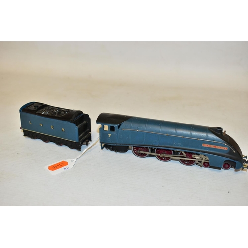 229 - A BOXED HORNBY DUBLO CLASS 8F LOCOMOTIVE AND TENDER, No.48073, B.R. lined black livery (2224), appea... 