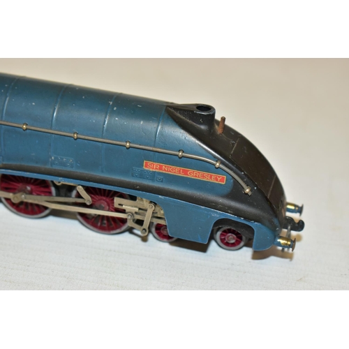 229 - A BOXED HORNBY DUBLO CLASS 8F LOCOMOTIVE AND TENDER, No.48073, B.R. lined black livery (2224), appea... 