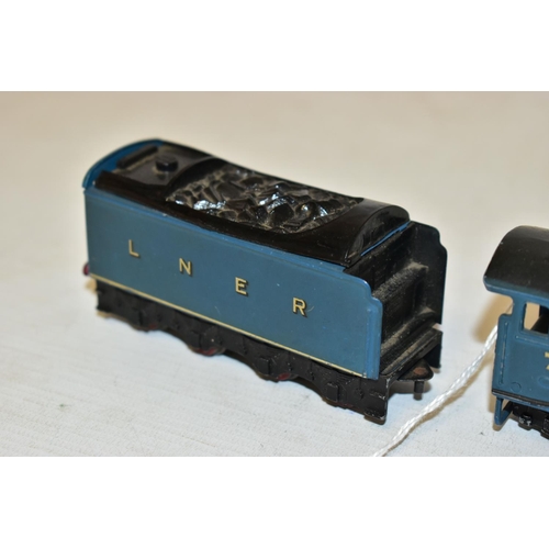 229 - A BOXED HORNBY DUBLO CLASS 8F LOCOMOTIVE AND TENDER, No.48073, B.R. lined black livery (2224), appea... 