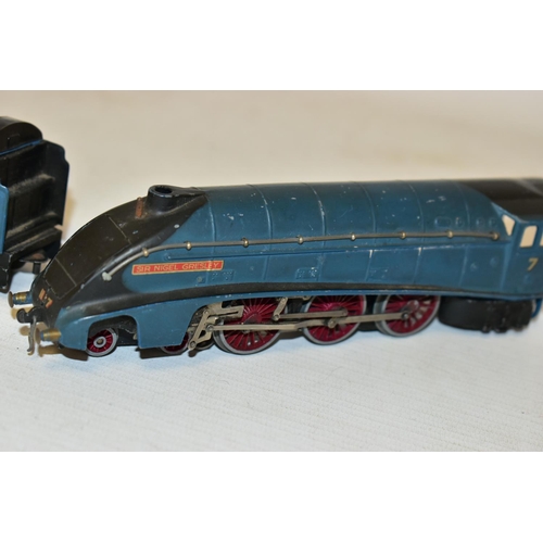 229 - A BOXED HORNBY DUBLO CLASS 8F LOCOMOTIVE AND TENDER, No.48073, B.R. lined black livery (2224), appea... 