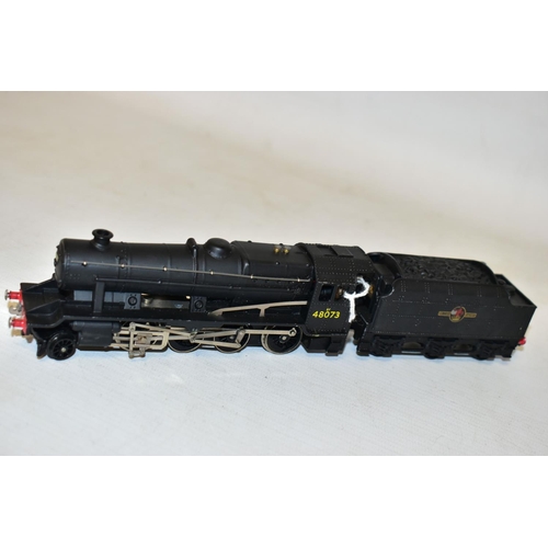 229 - A BOXED HORNBY DUBLO CLASS 8F LOCOMOTIVE AND TENDER, No.48073, B.R. lined black livery (2224), appea... 