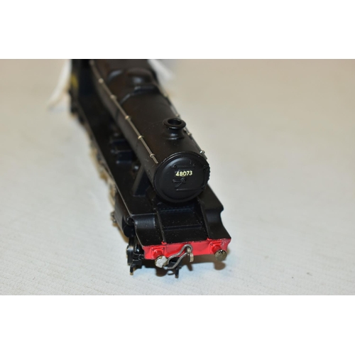 229 - A BOXED HORNBY DUBLO CLASS 8F LOCOMOTIVE AND TENDER, No.48073, B.R. lined black livery (2224), appea... 