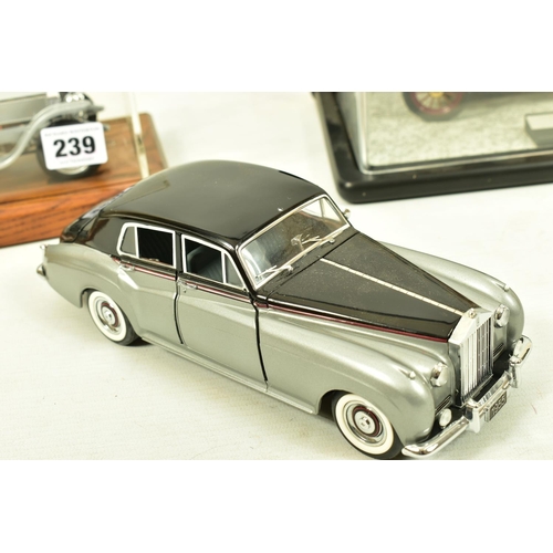 239 - THREE UNBOXED FRANKLIN MINT DIECAST MODELS, 1/24 scale, 1907 Rolls-Royce Silver Ghost, with swing ta... 