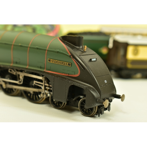 231 - A BOXED HORNBY RAILWAYS OO GAUGE YORKSHIRE PULLMAN TRAIN SET, No.R1136, comprising A4 class locomoti... 