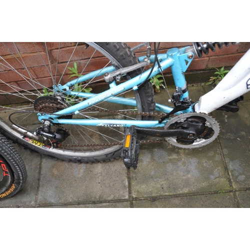 1220 - A SALCANO SPICE 26 MOUNTAIN BIKE with 18 speed twist grip gears, 18in frame and rear suspension