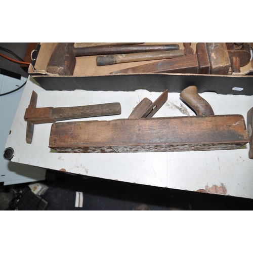 1291 - A TRAY CONTAINING VINTAGE HANDTOOLS including a steel footed 17in wooden plane, marking gauges, slat... 