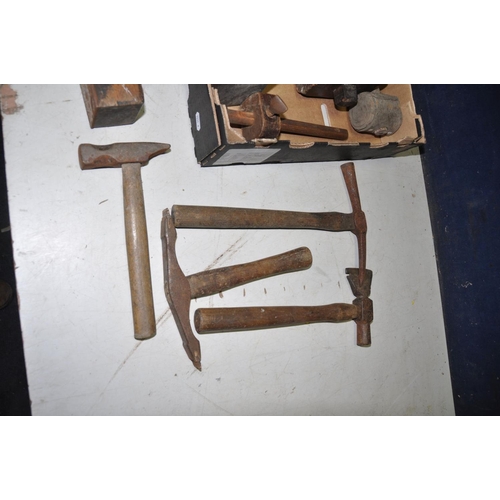 1291 - A TRAY CONTAINING VINTAGE HANDTOOLS including a steel footed 17in wooden plane, marking gauges, slat... 