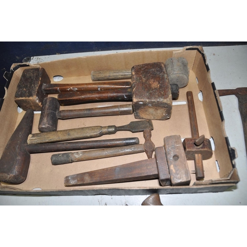 1291 - A TRAY CONTAINING VINTAGE HANDTOOLS including a steel footed 17in wooden plane, marking gauges, slat... 