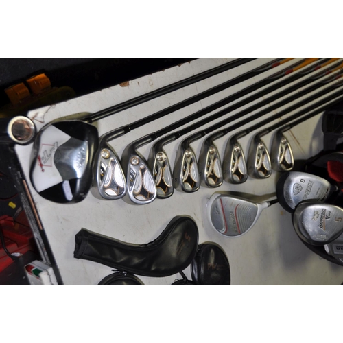 1309 - A GOLFBAG CONTAINING TAYLOR MADE, CALLAWAY AND OTHER GOLF CLUBS including eight Taylor Made R7 irons... 