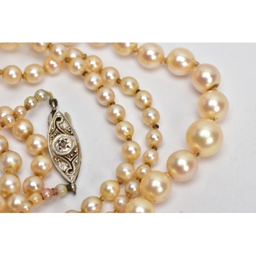 129 - A SINGLE ROW OF CULTURED PEARLS, graduating row of cream pearls with a pink hue, smallest measuring ... 