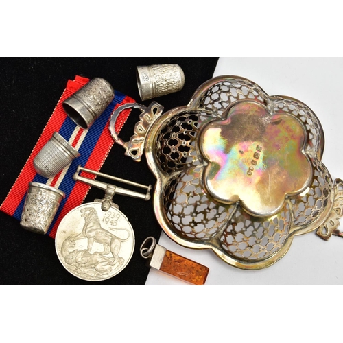 137 - A SILVER BONBON DISH, THIMBLES AND A MEDAL, the dish of a flower shape, pierced rim with bow and swa... 