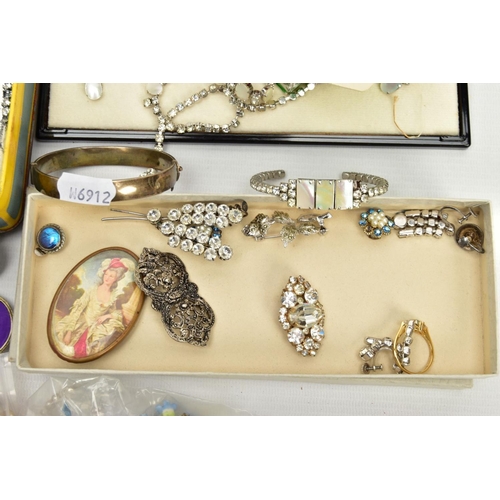 149 - A BOX OF ASSORTED COSTUME JEWELLERY, to include a small glass jewellery box a white metal oval locke... 