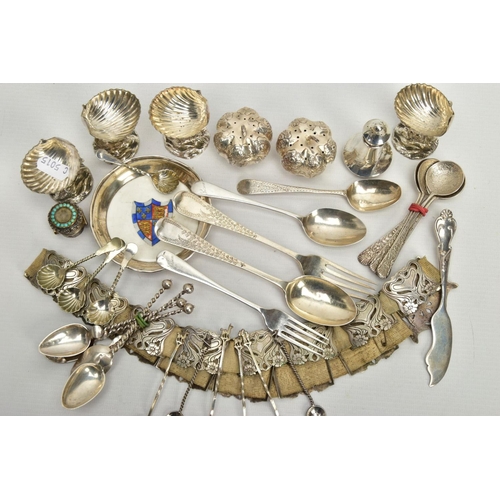 171 - AN ASSORTMENT OF SILVER CUTLERY AND WHITE METAL ITEMS, to include an old English bright cut matching... 