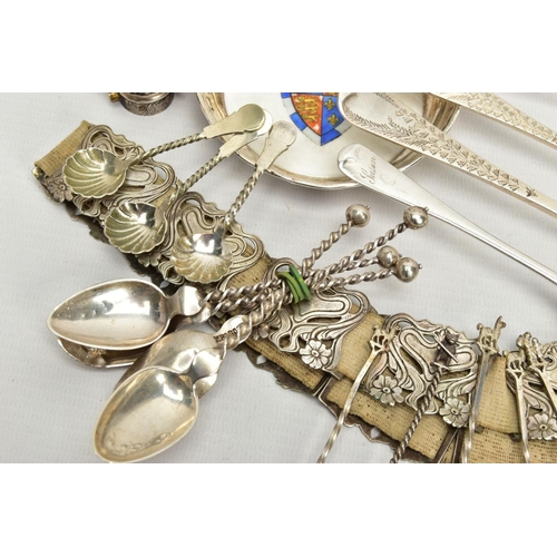 171 - AN ASSORTMENT OF SILVER CUTLERY AND WHITE METAL ITEMS, to include an old English bright cut matching... 