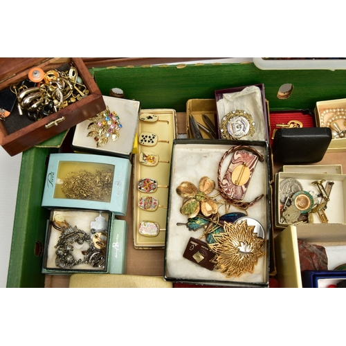 184 - A BOX OF ASSORTED COSTUME JEWELLERY AND OTHER ITEMS, to include various small jewellery boxes and ot... 