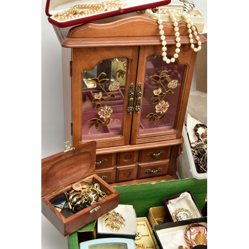 184 - A BOX OF ASSORTED COSTUME JEWELLERY AND OTHER ITEMS, to include various small jewellery boxes and ot... 