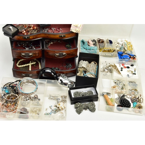 185 - A BOX OF ASSORTED COSTUME JEWELLERY, to include a selection of beaded necklaces, brooches and bangle... 